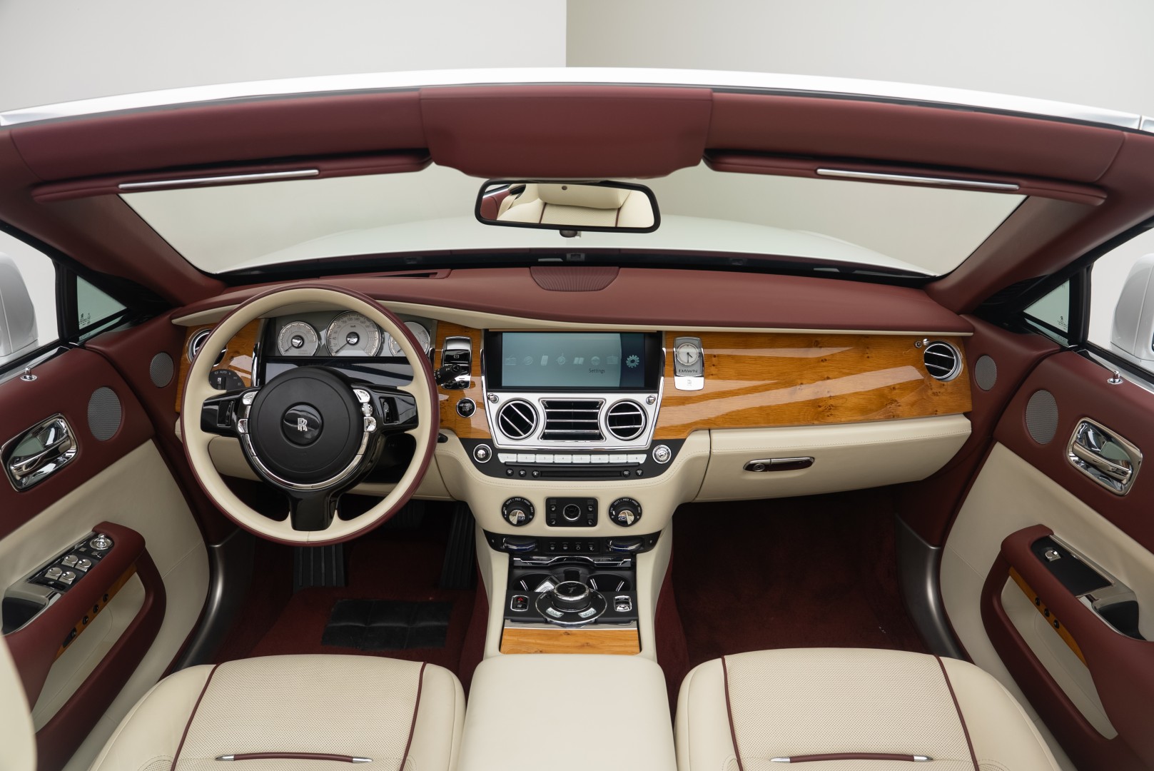 2017 ROLLS ROYCE DAWN GCC SILVER BADGE